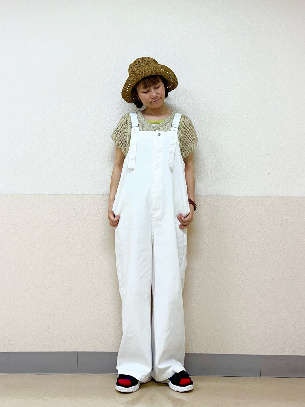 ブラウン系のハットを着用したレディースの秋コーディネートの2枚目の写真