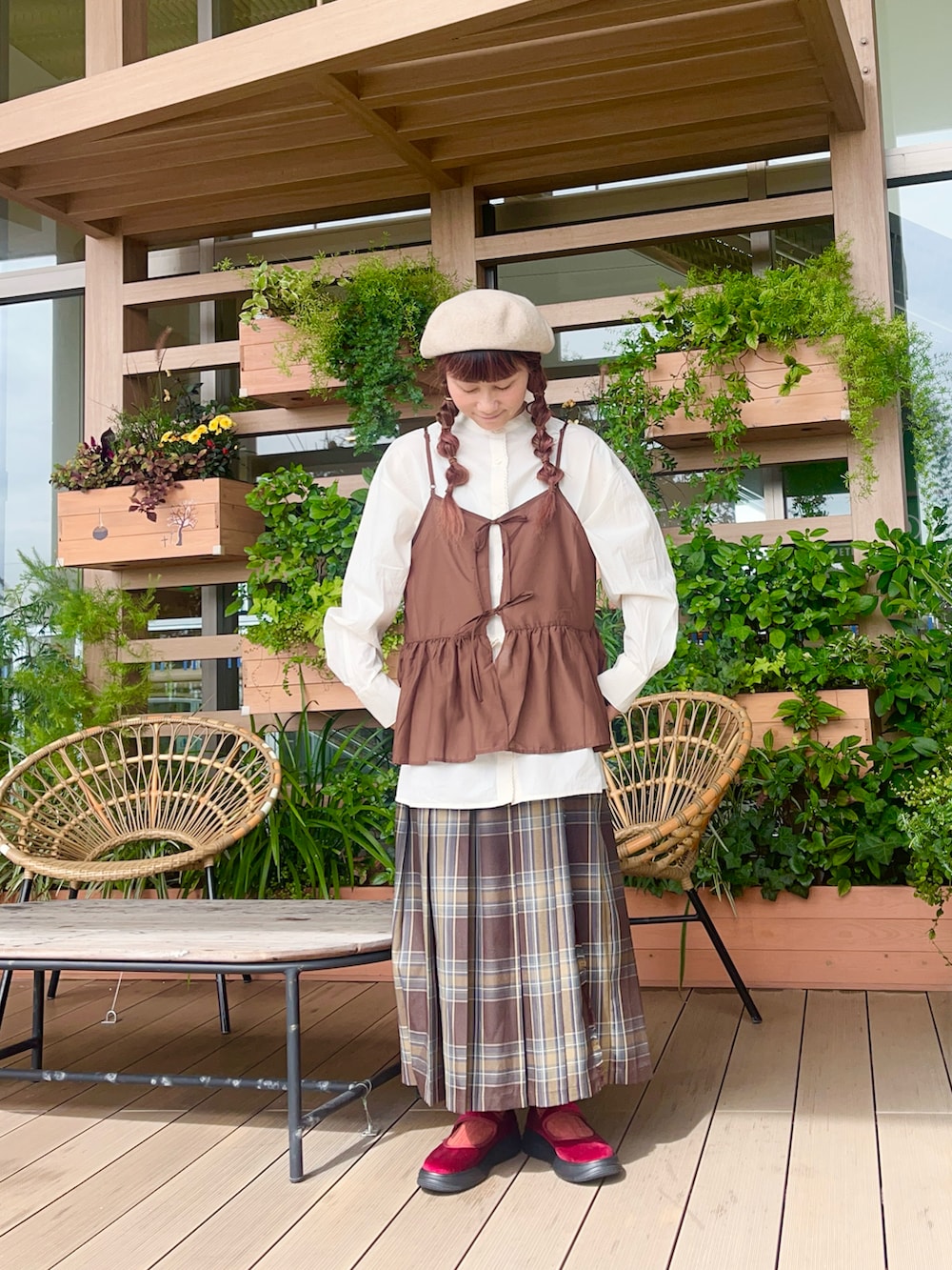 ブラウン系のシャツ/ブラウスを着用したレディースの春コーディネートの2枚目の写真