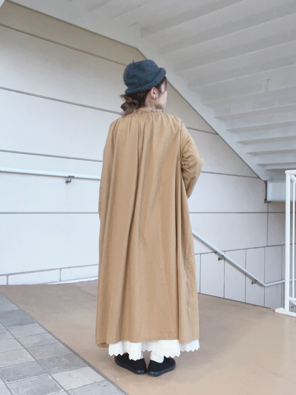 ベージュ系のワンピース、ホワイト系のTシャツ/カットソー、ホワイト系のベストを着用したレディースの秋コーディネートの3枚目の写真