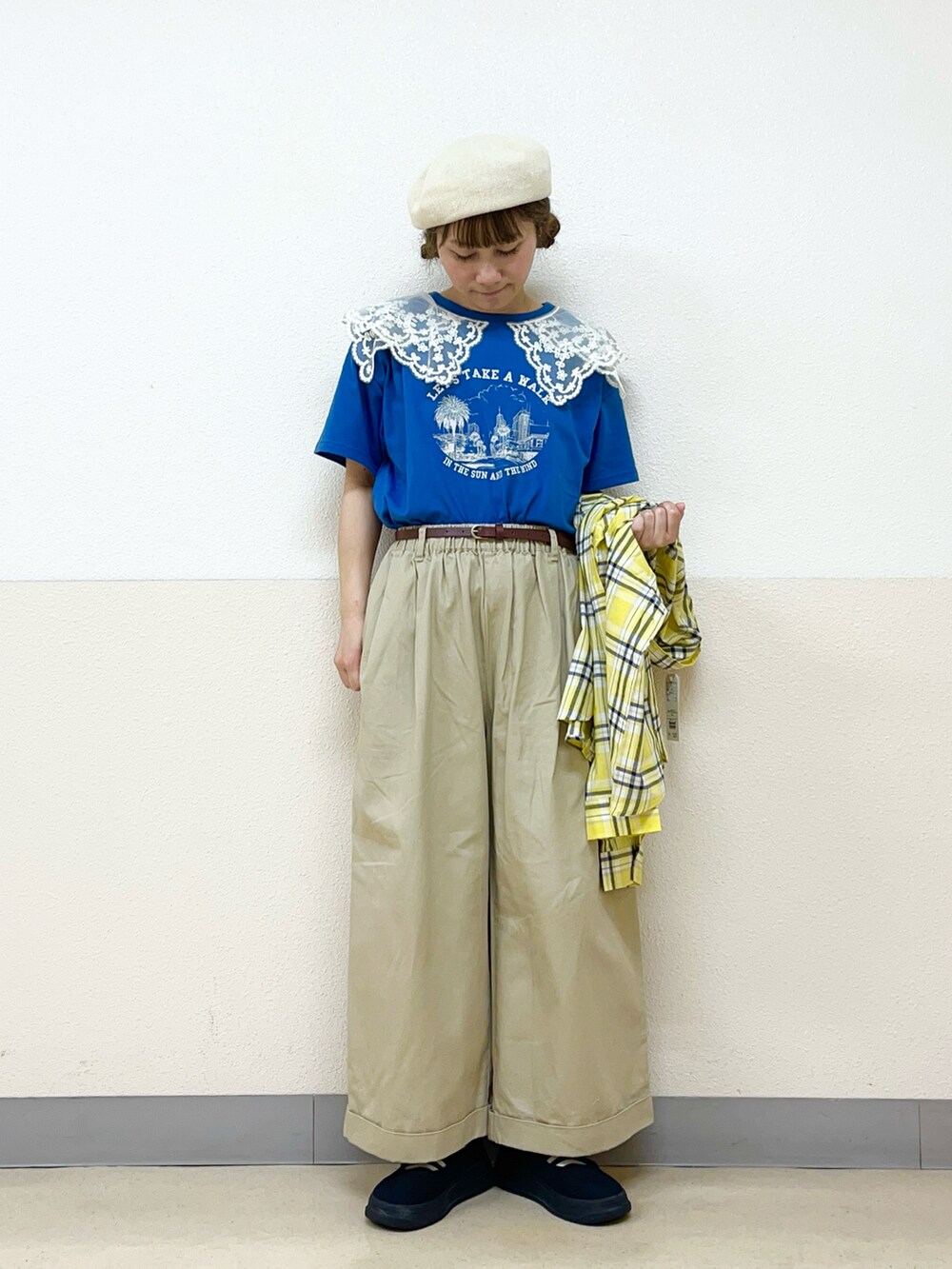 ホワイト系のハットを着用したレディースの秋コーディネートの2枚目の写真