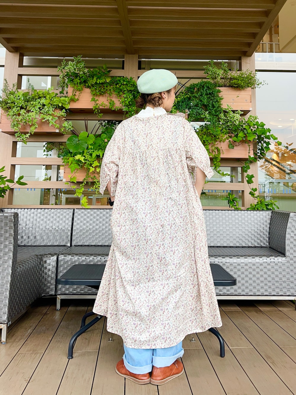 グリーン系のハットを着用したレディースの冬コーディネートの3枚目の写真