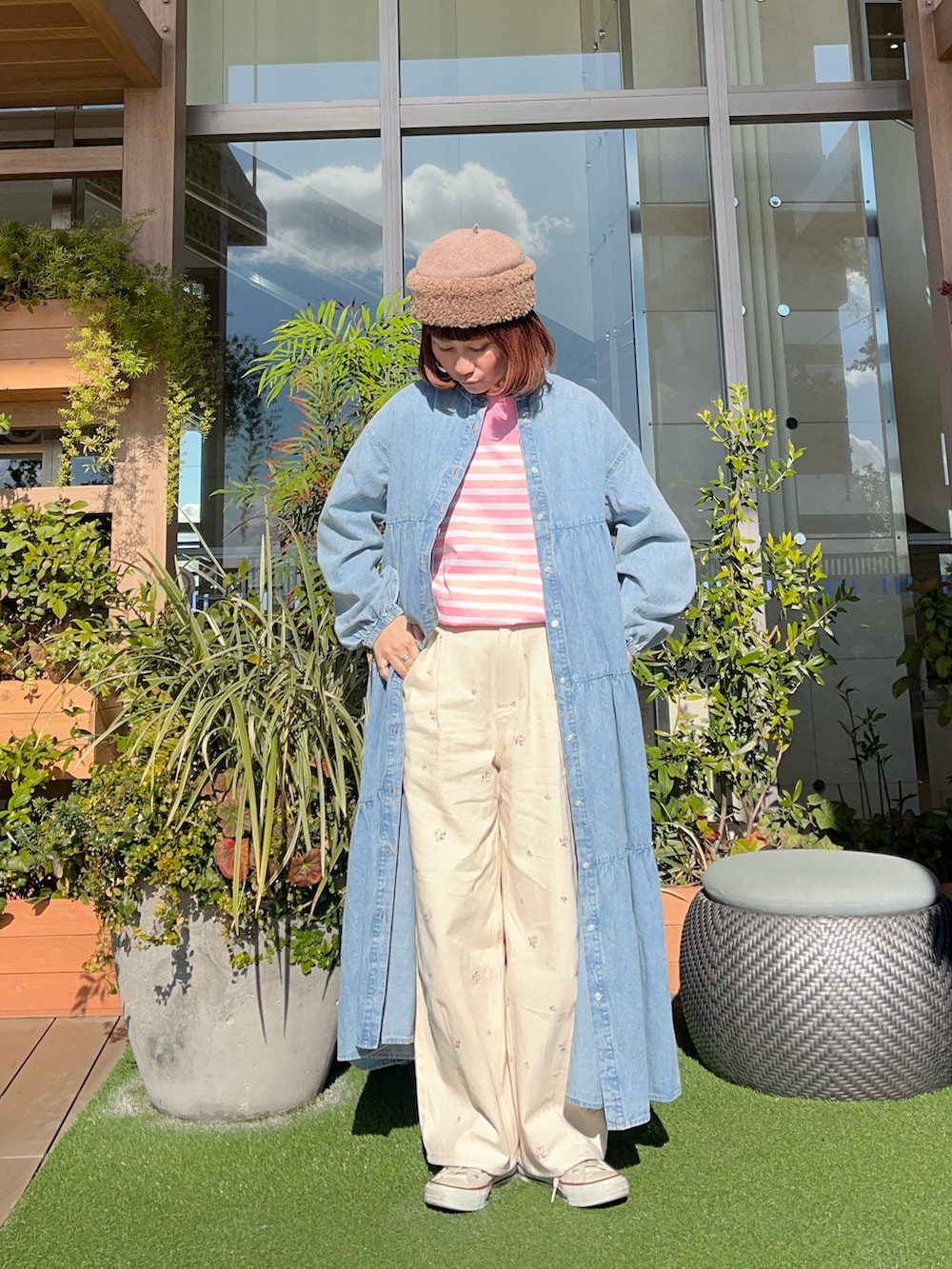 ブルー系のワンピース/ドレスを着用したレディースの冬コーディネートの2枚目の写真