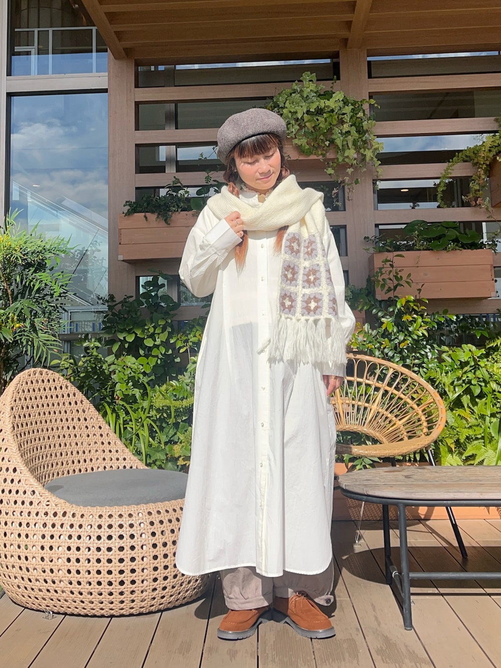 ホワイト系のファッション雑貨を着用したレディースの春コーディネートの2枚目の写真