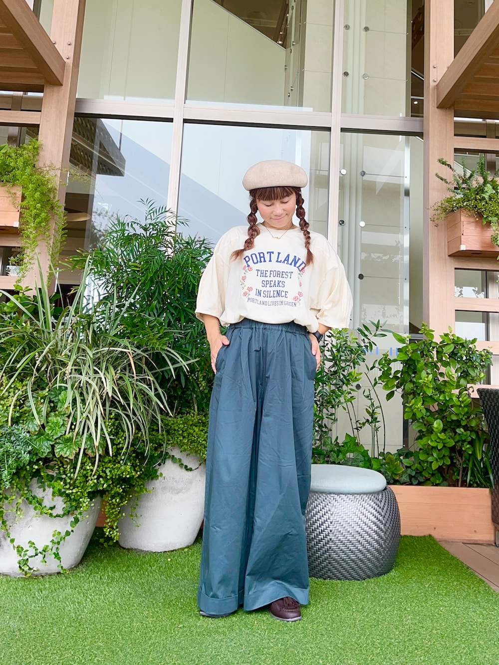 オレンジ系のシャツ/ブラウスを着用したレディースの冬コーディネートの4枚目の写真