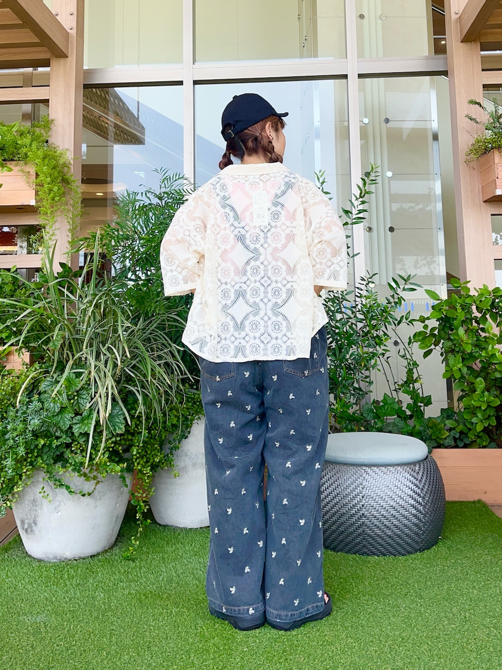 ホワイト系のシャツ/ブラウスを着用したレディースの冬コーディネートの3枚目の写真