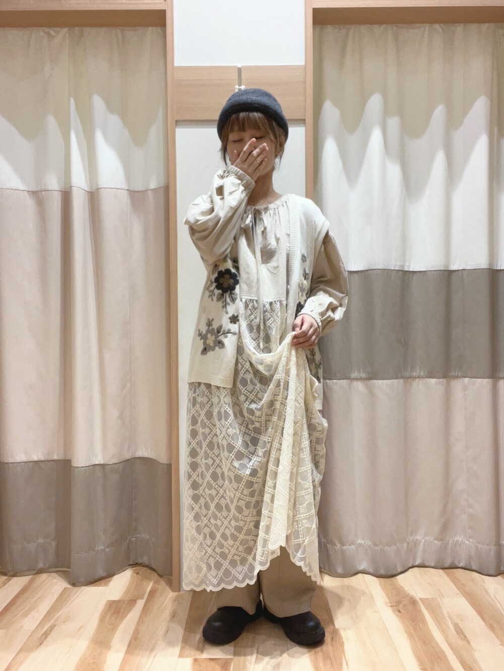 ホワイト系のベスト、ホワイト系のワンピース/ドレス、ベージュ系のその他パンツを着用したレディースの秋コーディネートの2枚目の写真