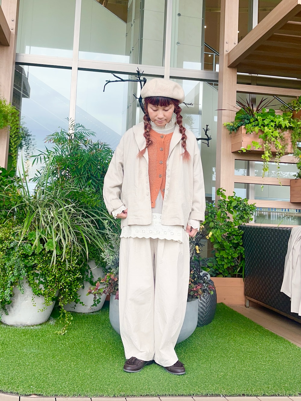 ホワイト系のシャツ/ブラウスを着用したレディースの冬コーディネートの2枚目の写真