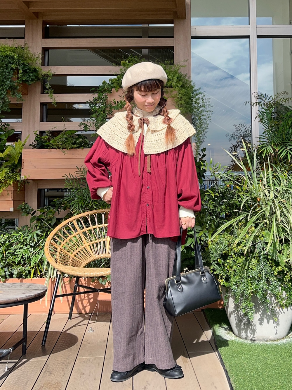 レッド系のシャツ/ブラウスを着用したレディースの春コーディネートの2枚目の写真