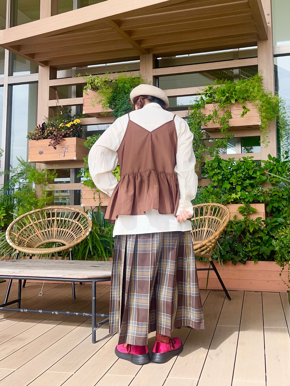 ブラウン系のシャツ/ブラウスを着用したレディースの春コーディネートの3枚目の写真