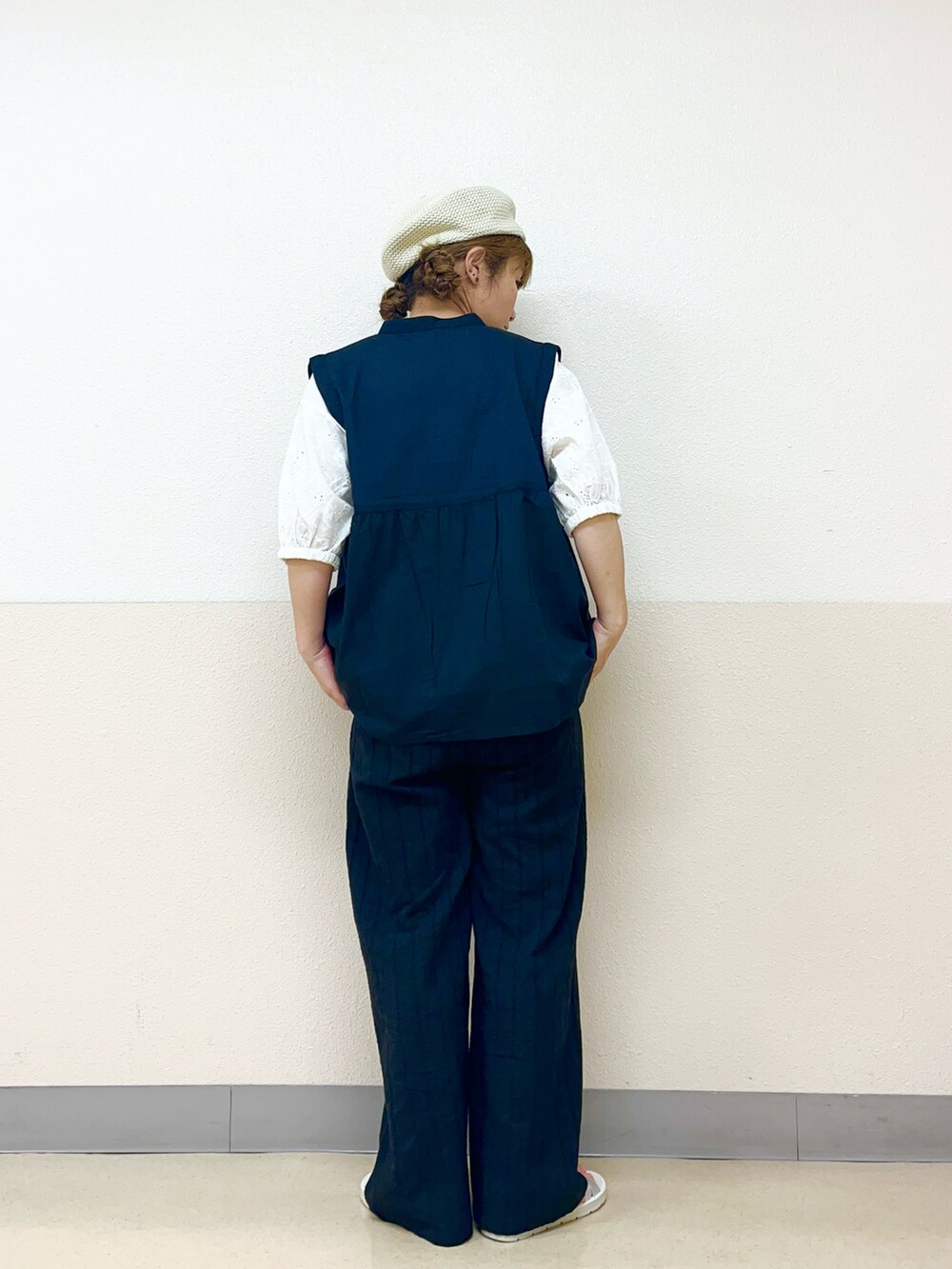 ホワイト系の帽子を着用したレディースの秋コーディネートの3枚目の写真