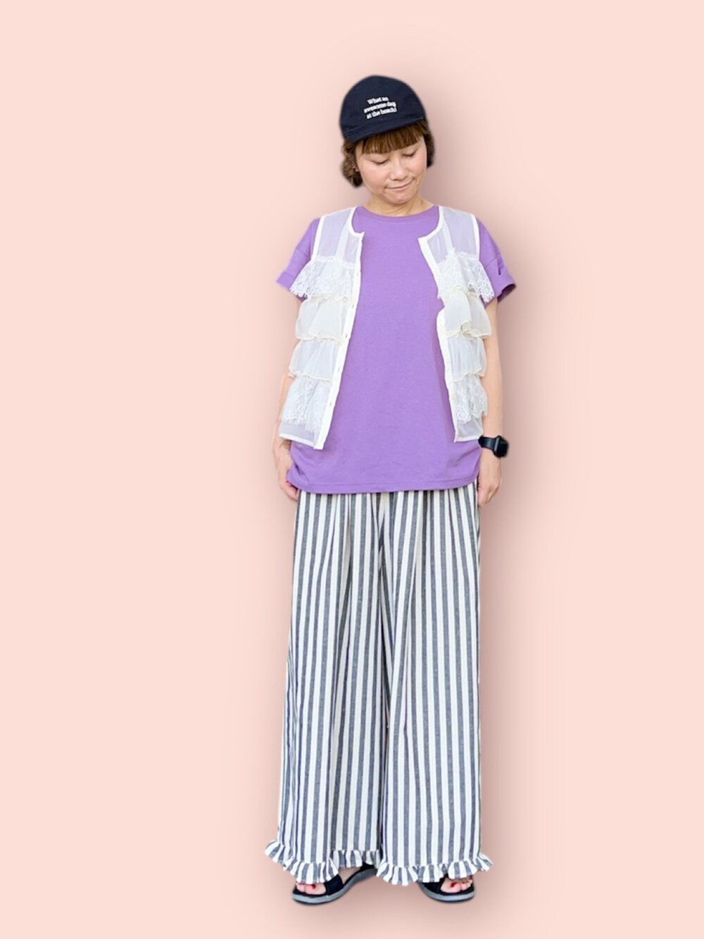 ブラック系のハットを着用したレディースの冬コーディネートの2枚目の写真