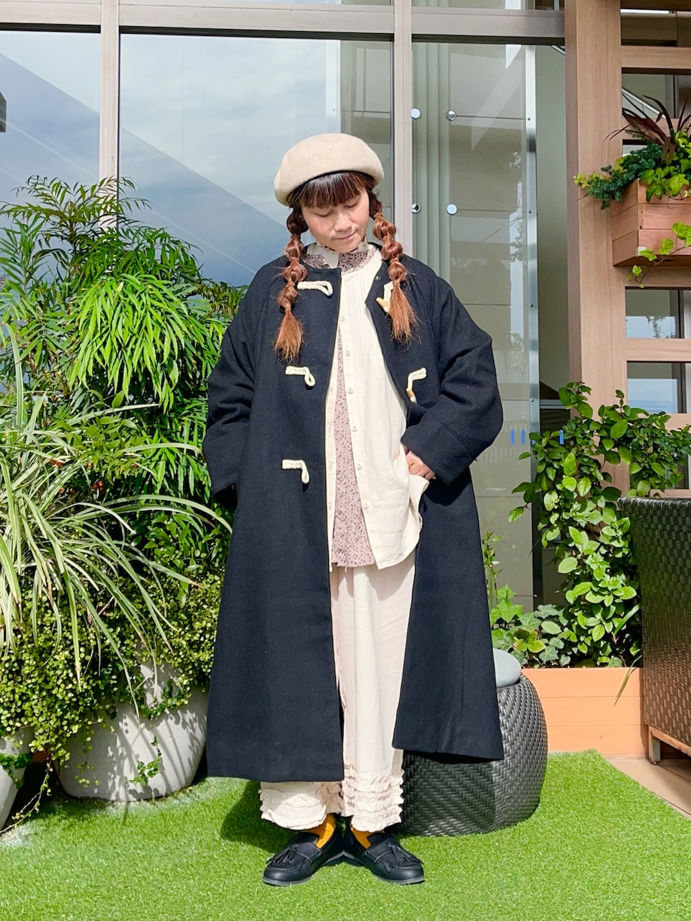 ホワイト系の帽子を着用したレディースの春コーディネートの2枚目の写真