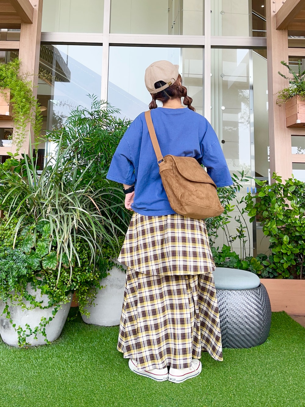 イエロー系のスカートを着用したレディースの冬コーディネートの3枚目の写真