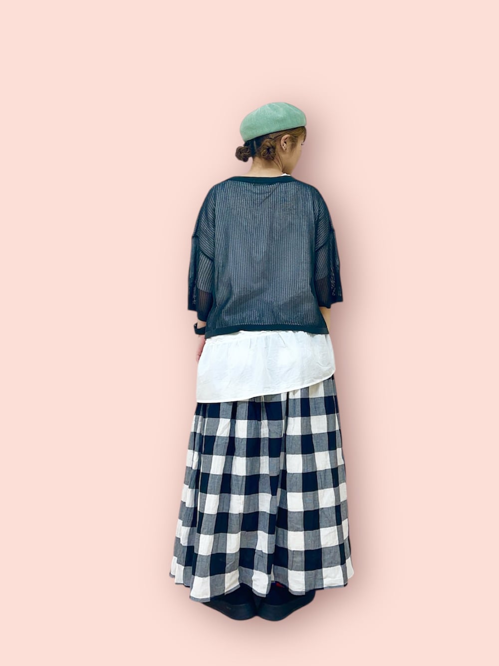 グリーン系のハットを着用したレディースの秋コーディネートの3枚目の写真