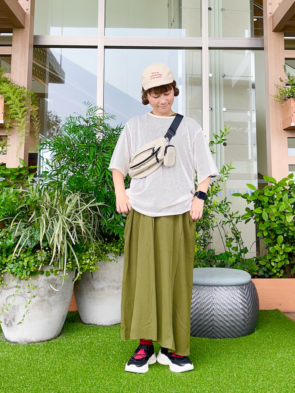 ベージュ系のハットを着用したレディースの冬コーディネートの2枚目の写真