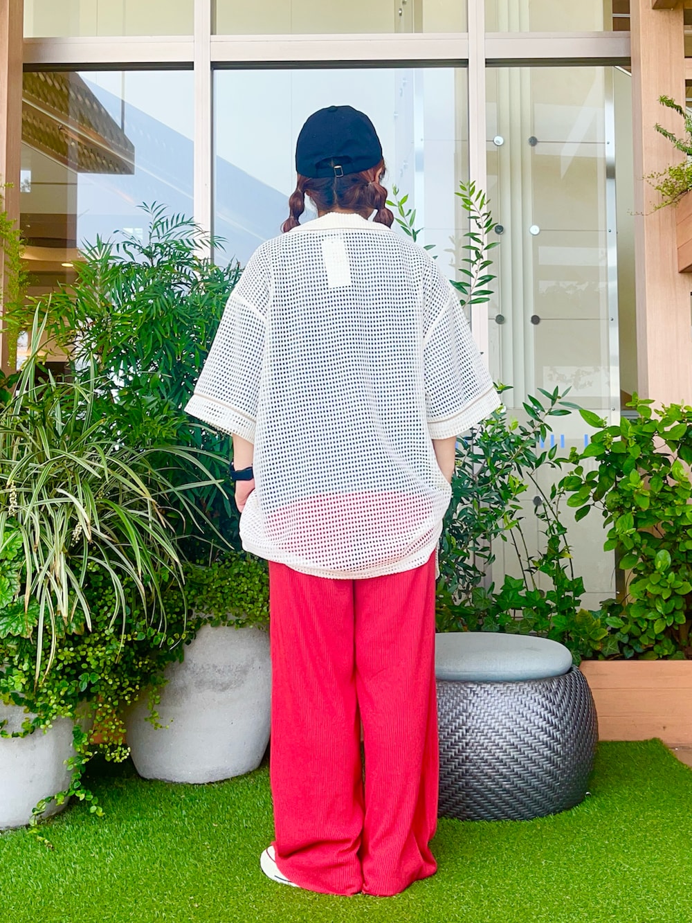 ホワイト系のカーディガン/ボレロを着用したレディースの冬コーディネートの3枚目の写真