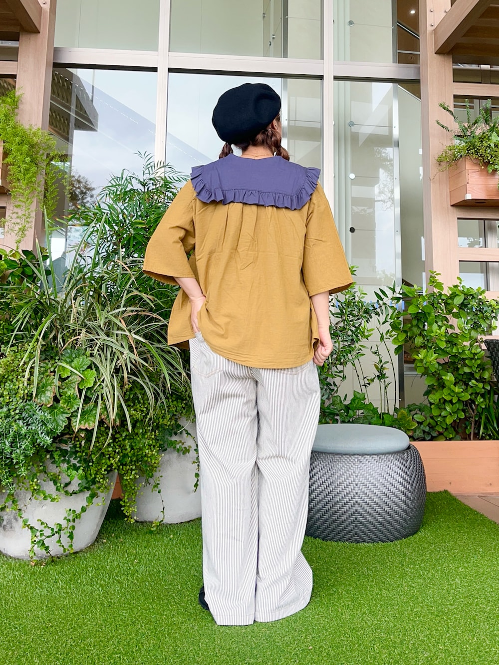 ブラック系のハットを着用したレディースの冬コーディネートの3枚目の写真