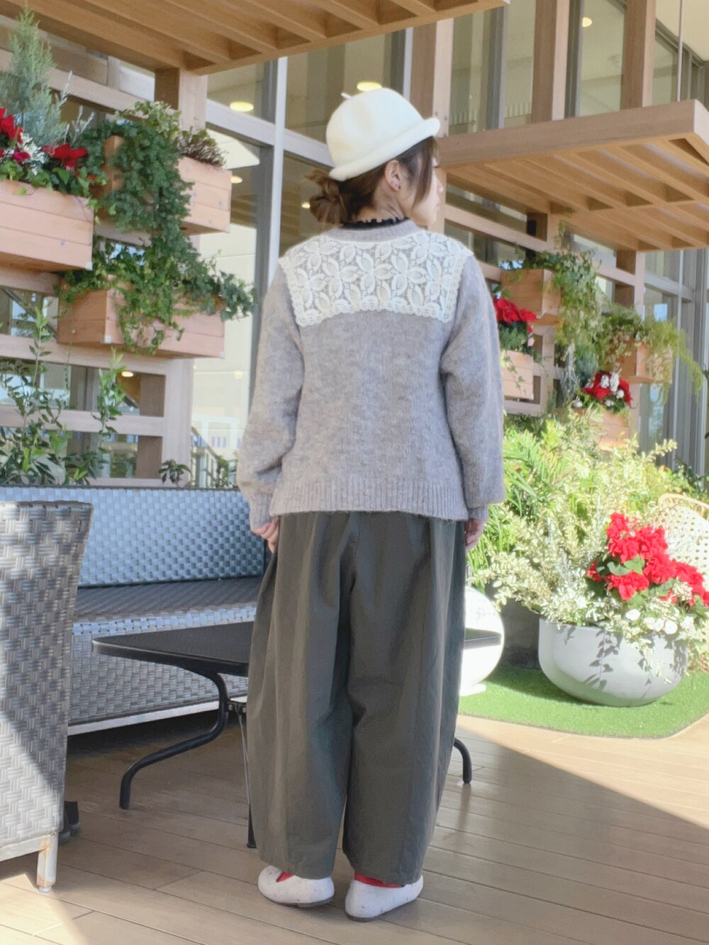 「冬コーデ、パンツスタイル、ゆるコーデ、低身長女子、低身長コーデ、タートルネック、ガーリー、イオンモール浜松志都呂、サマンサ モスモス(Samansa Mos2)、帽子かぶろう会、ニットカーディガン、レース貼りニット」｜「Samansa Mos2の【消臭効果】フェルトロールワッチ（ハット、ホワイト系）」を使った、も  な  こさん（レディース・152cm）の冬コーディネートの3枚目の写真