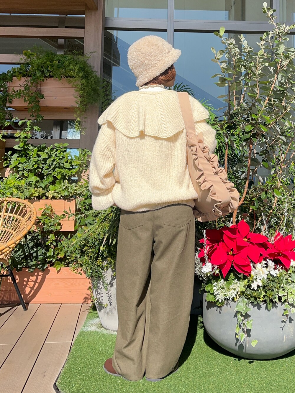 ホワイト系のニット/セーターを着用したレディースの春コーディネートの3枚目の写真