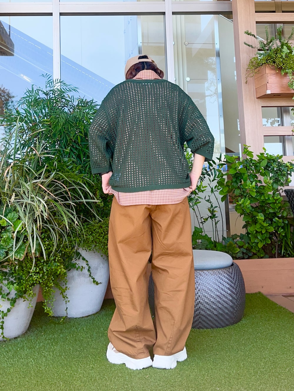 グリーン系のカーディガン/ボレロを着用したレディースの冬コーディネートの3枚目の写真