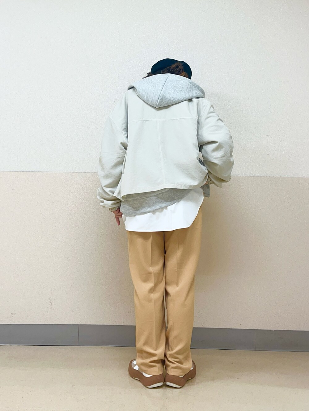 ホワイト系のジャケット/アウター、グレー系のパーカー、ホワイト系のシャツ/ブラウスを着用したレディースの春コーディネートの3枚目の写真