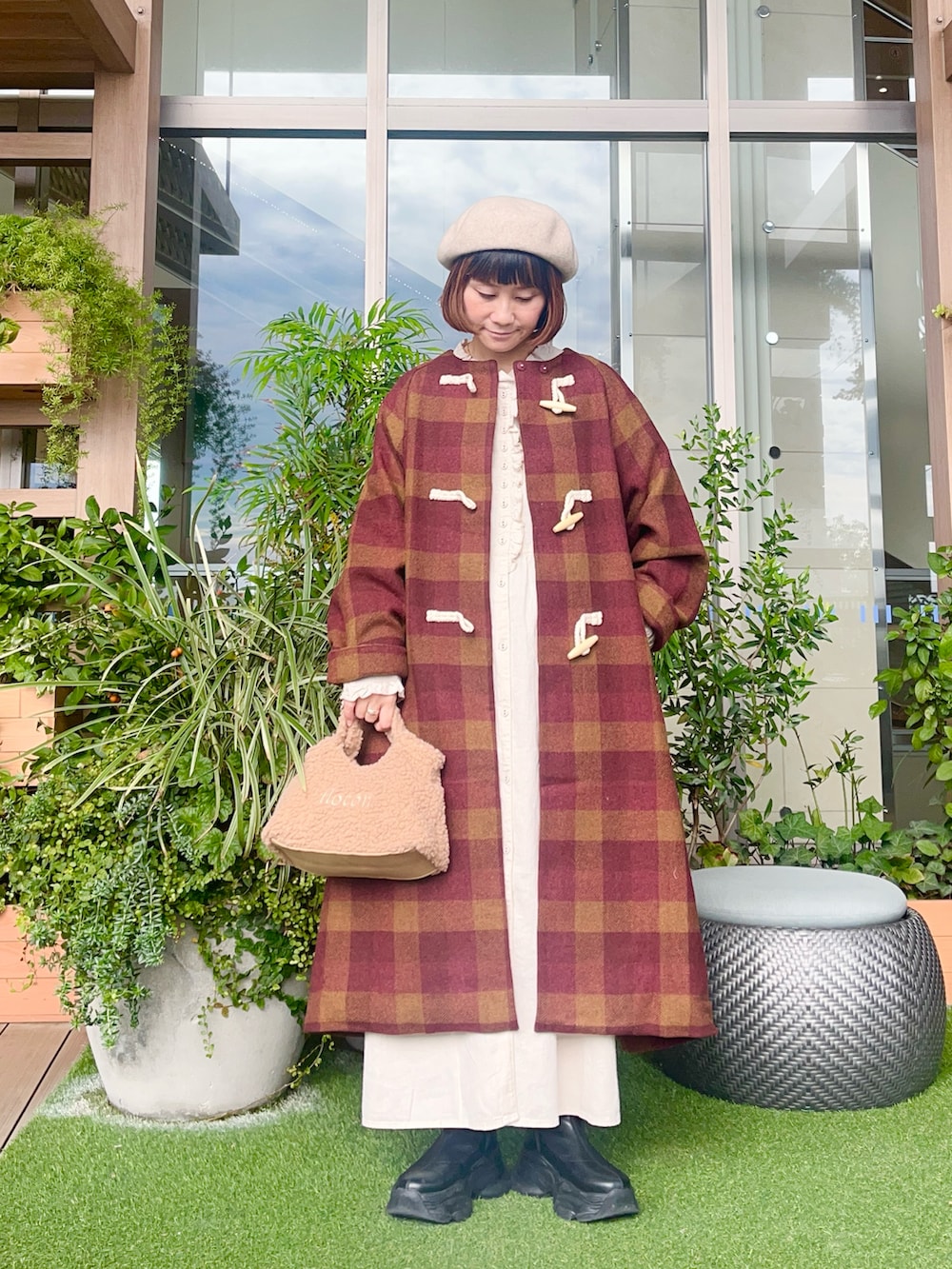 レッド系のその他アウターを着用したレディースの春コーディネートの2枚目の写真