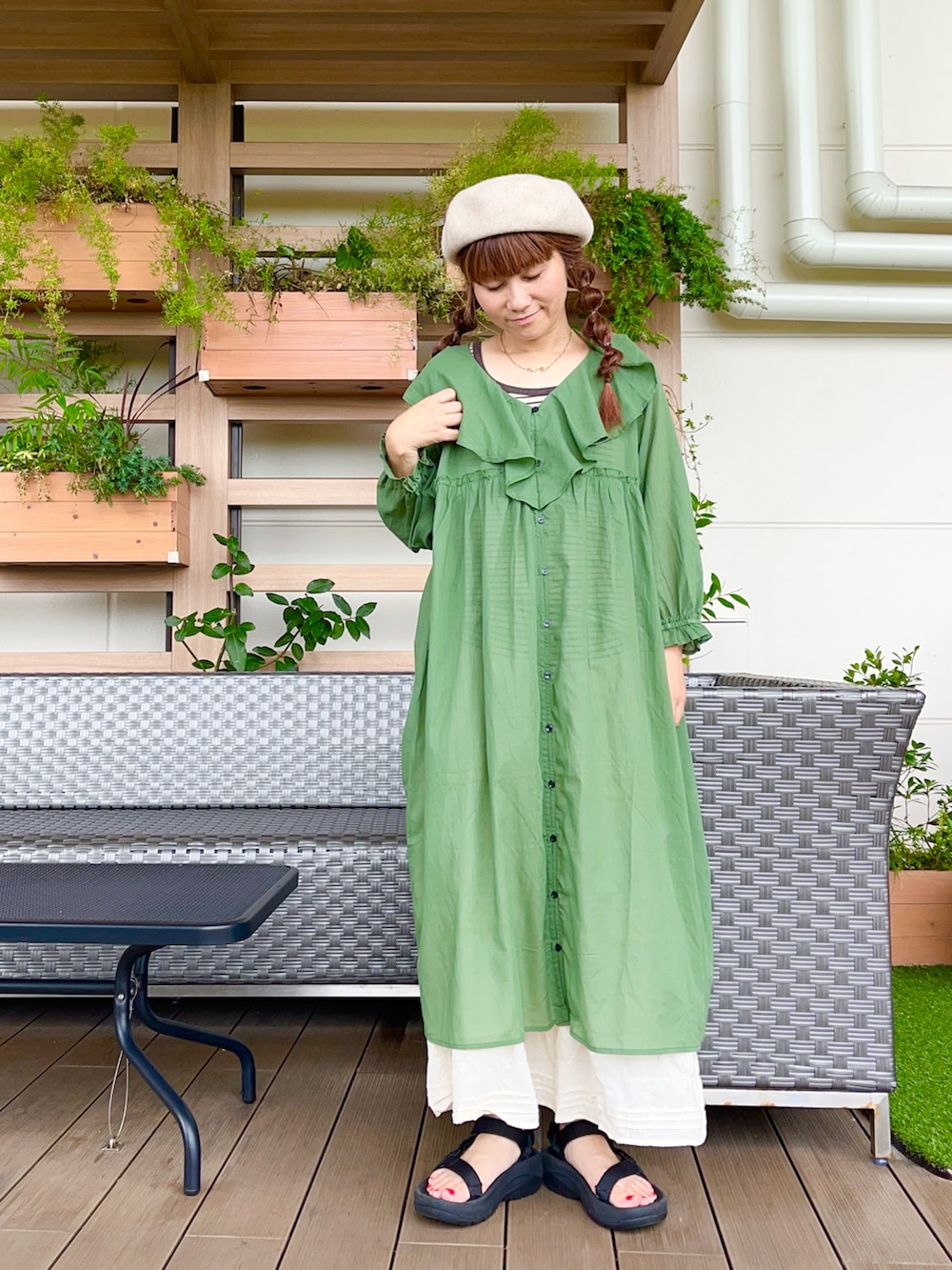 グリーン系のワンピースを着用したレディースの冬コーディネートの2枚目の写真