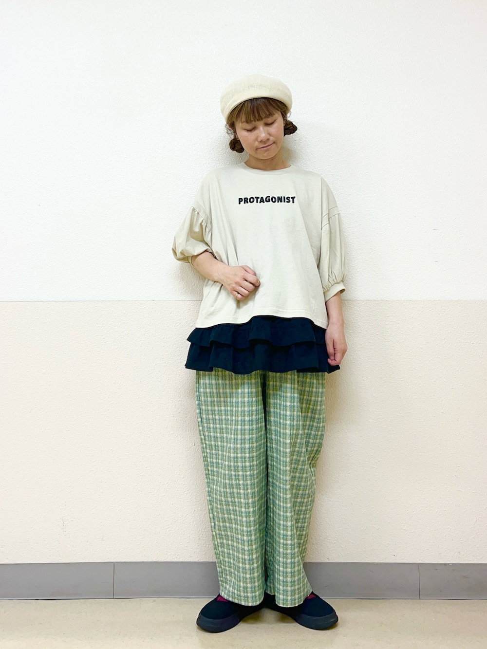 ホワイト系のハットを着用したレディースの秋コーディネートの2枚目の写真