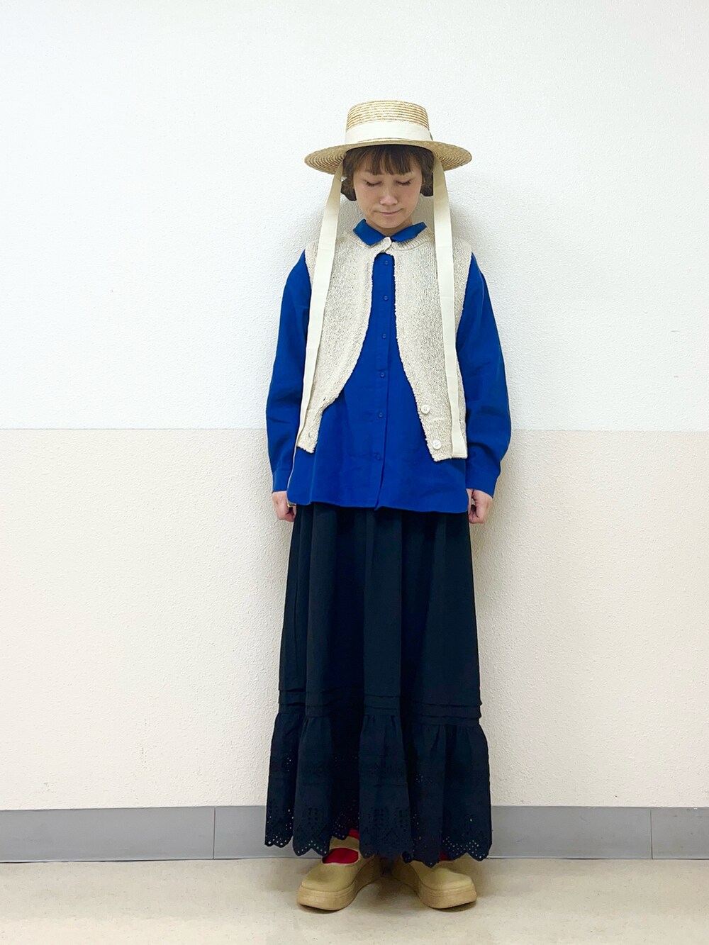 「やっぱり帽子が好き、カンカン帽、帽子かぶろう会、シャツスタイル、ロングスカート、ワンストラップスニーカー、夏服、オトナ女子、きれいめコーデ、お洒落さんとつながりたい、初夏コーデ、イオンモール浜松志都呂、サマンサ モスモス(Samansa Mos2)、低身長コーデ、低身長女子」｜「Samansa Mos2のリボンカンカン帽（ハット、ホワイト系）」を使った、も  な  こさん（レディース・152cm）の春コーディネートの2枚目の写真