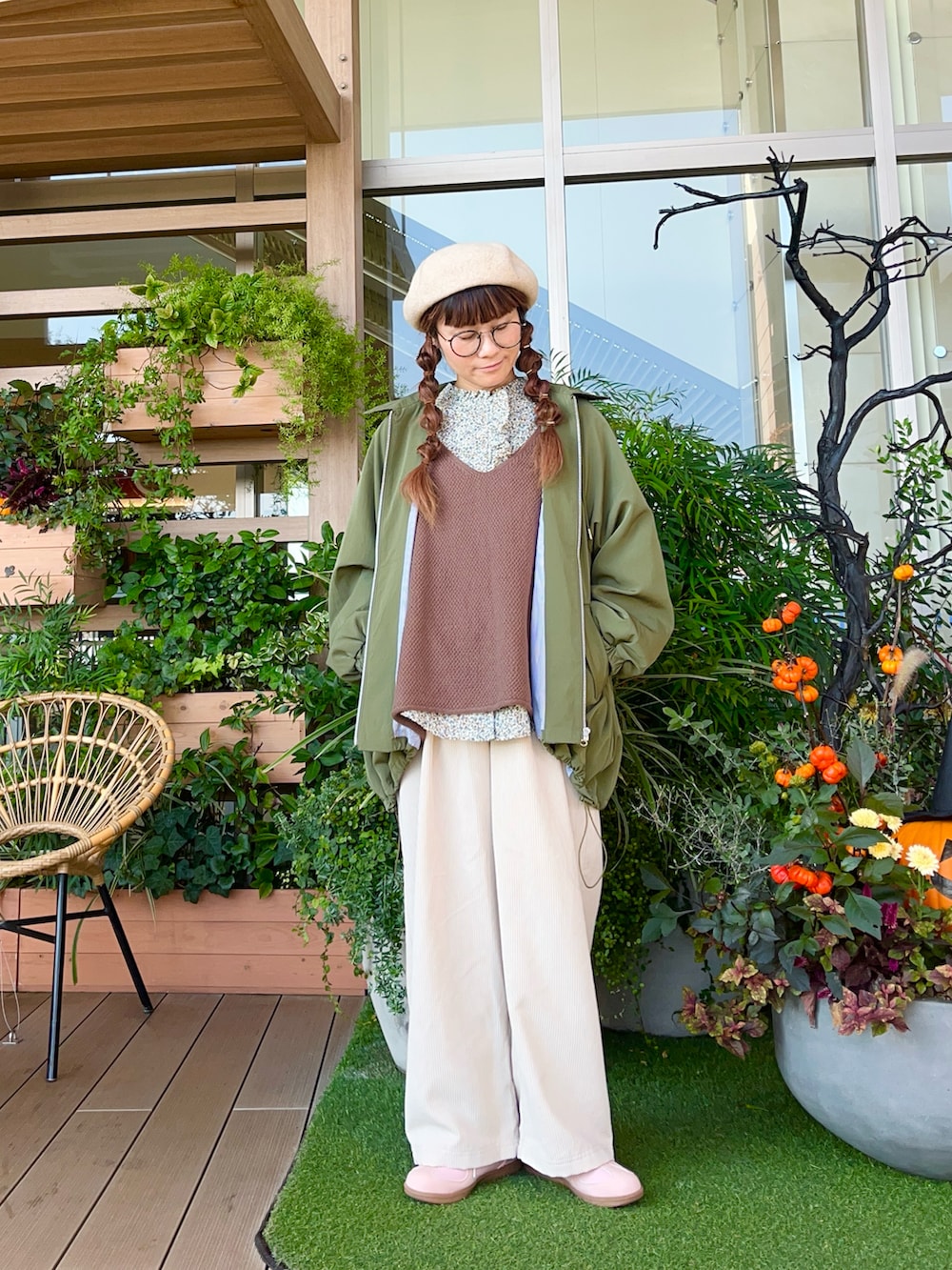 グリーン系のブルゾンを着用したレディースの春コーディネートの2枚目の写真