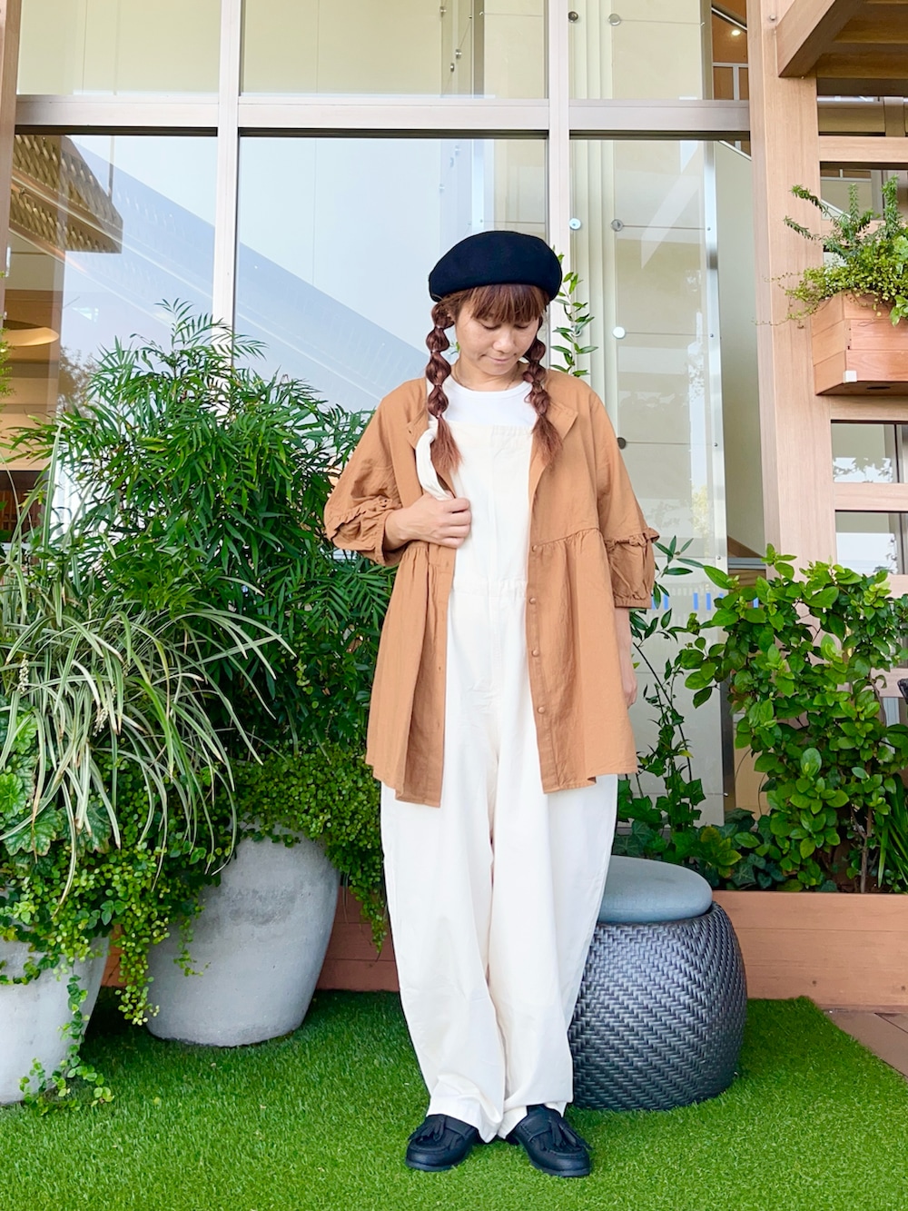 ブラック系のハットを着用したレディースの冬コーディネートの2枚目の写真