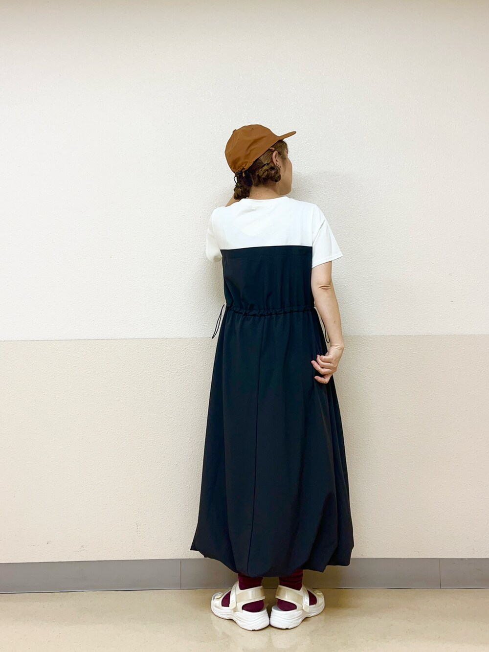 ブラウン系の帽子を着用したレディースの秋コーディネートの3枚目の写真