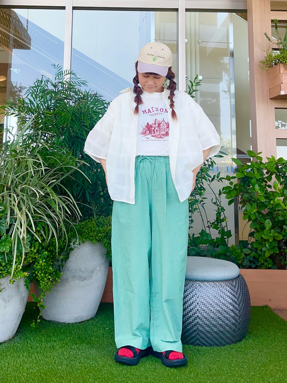 ベージュ系の帽子を着用したレディースの冬コーディネートの2枚目の写真