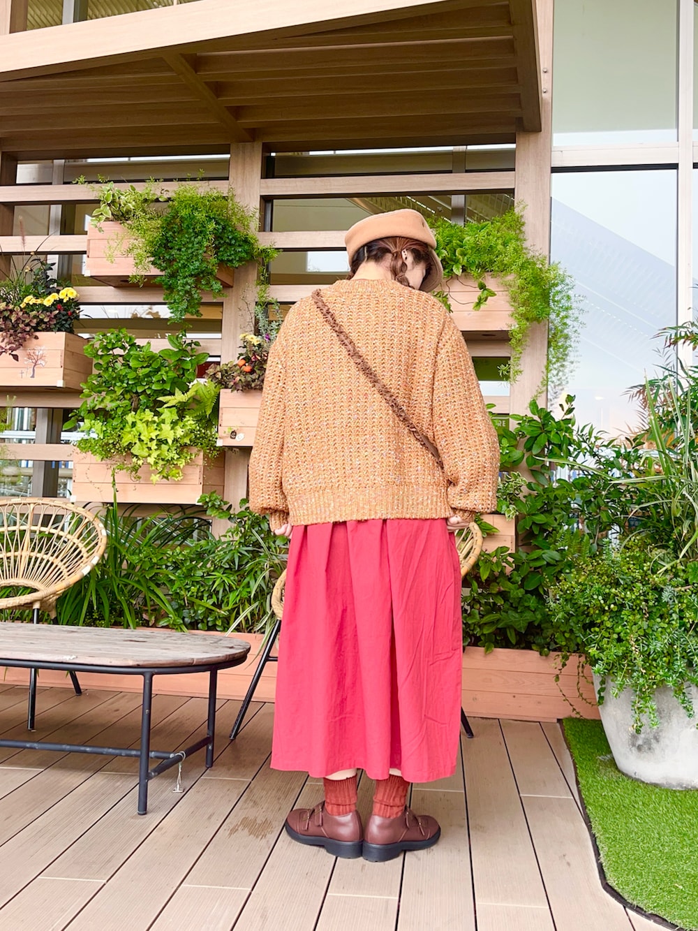 ブラウン系のカーディガン/ボレロを着用したレディースの春コーディネートの3枚目の写真