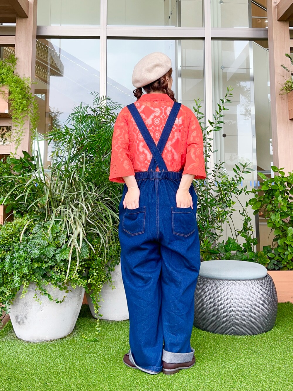 オレンジ系のシャツ/ブラウスを着用したレディースの冬コーディネートの3枚目の写真