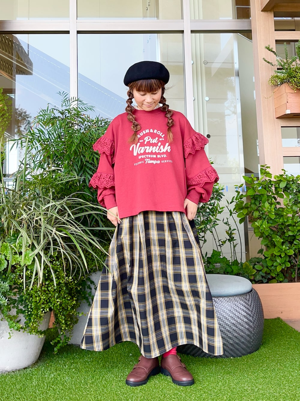 レッド系のTシャツ/カットソーを着用したレディースの冬コーディネートの2枚目の写真