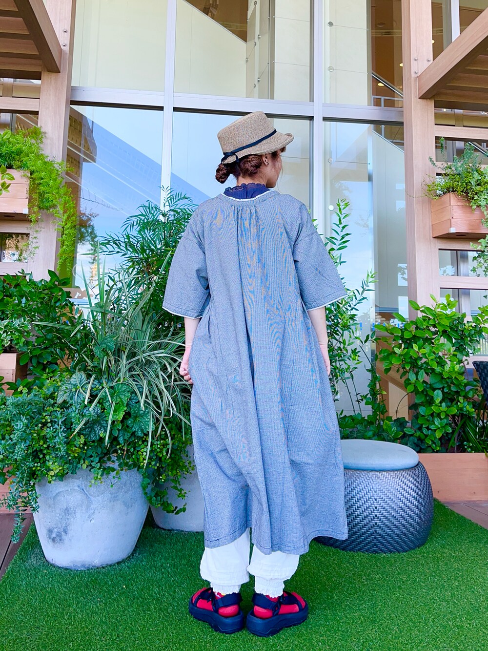 ベージュ系のハットを着用したレディースの冬コーディネートの3枚目の写真