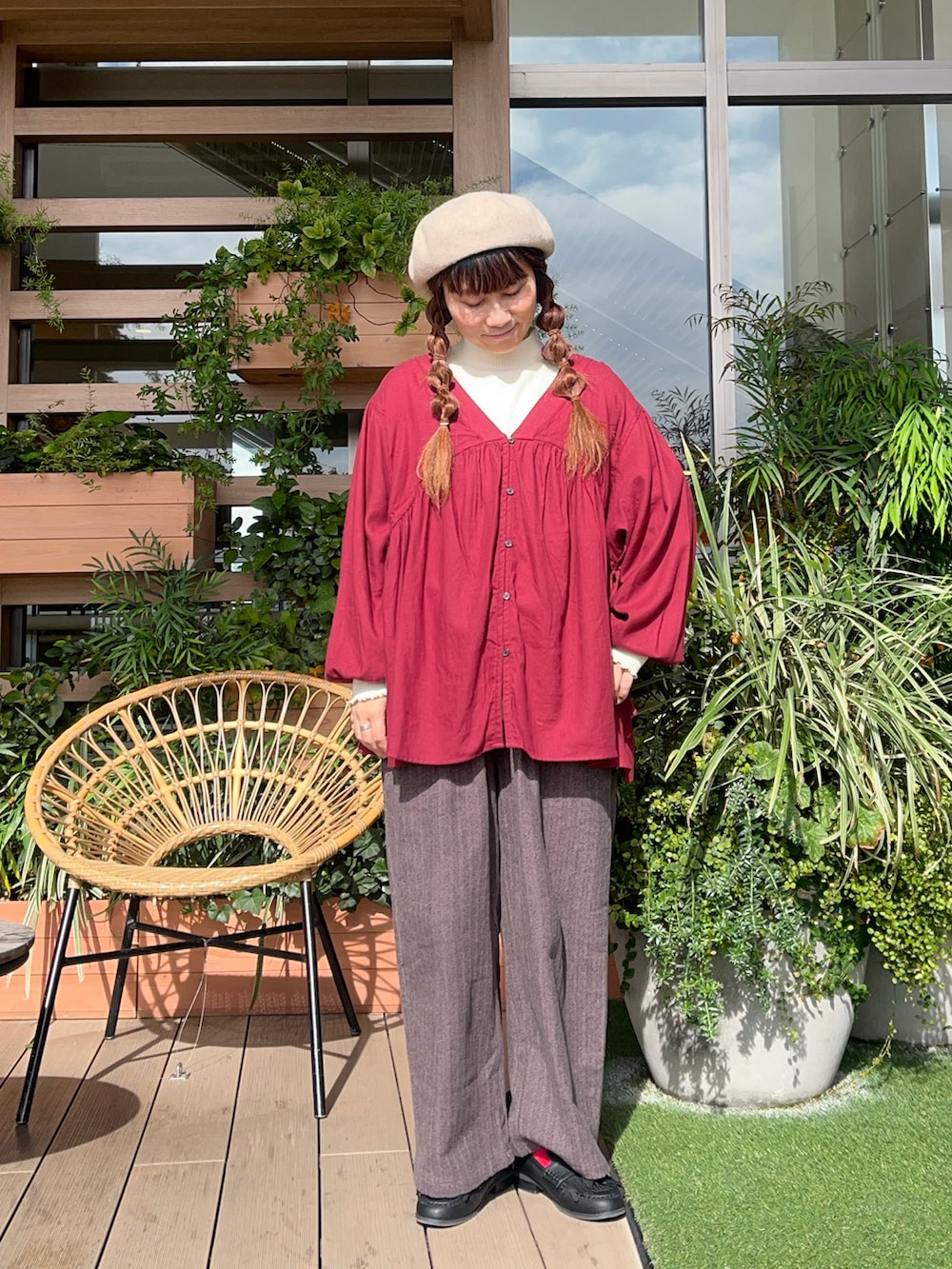 レッド系のシャツ/ブラウスを着用したレディースの春コーディネートの2枚目の写真