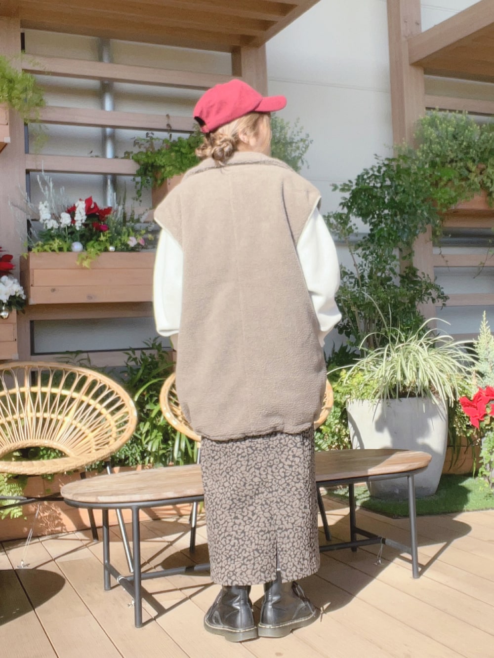 「冬コーデ、あったかコーデ、サマンサモスモスブルー、イオンモール浜松志都呂、キャップ女子、帽子かぶろう会、レオパード柄、レオパードスカート、ドクターマーチン8ホール、タイトスカートコーデ、ツインお団子、アウターコーデ、スカートコーデ、ニット/セーター」|「Samansa Mos2 blueのパイルワッペンキャップ(ハット、レッド系)」を使った、も な こさん(レディース・152cm)の冬コーディネートの3枚目の写真