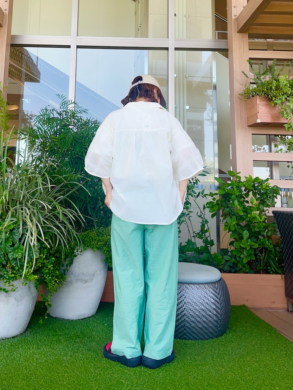 ベージュ系の帽子を着用したレディースの冬コーディネートの3枚目の写真