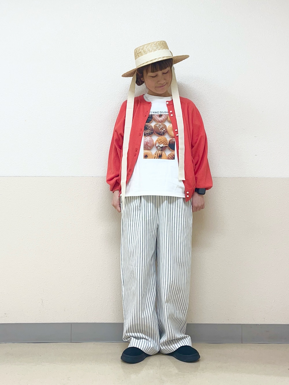 「シンプルスタイル、カンカン帽、赤カーディガン、ストライプパンツ、ドーナツ、Tシャツ、パンツスタイル、サマンサ モスモス(Samansa Mos2)、イオンモール浜松志都呂、ワンストラップスニーカー、赤、カーディガンコーデ、帽子かぶろう会」｜「Samansa Mos2のリボンカンカン帽（ハット、ホワイト系）」を使った、も  な  こさん（レディース・152cm）の春コーディネートの2枚目の写真