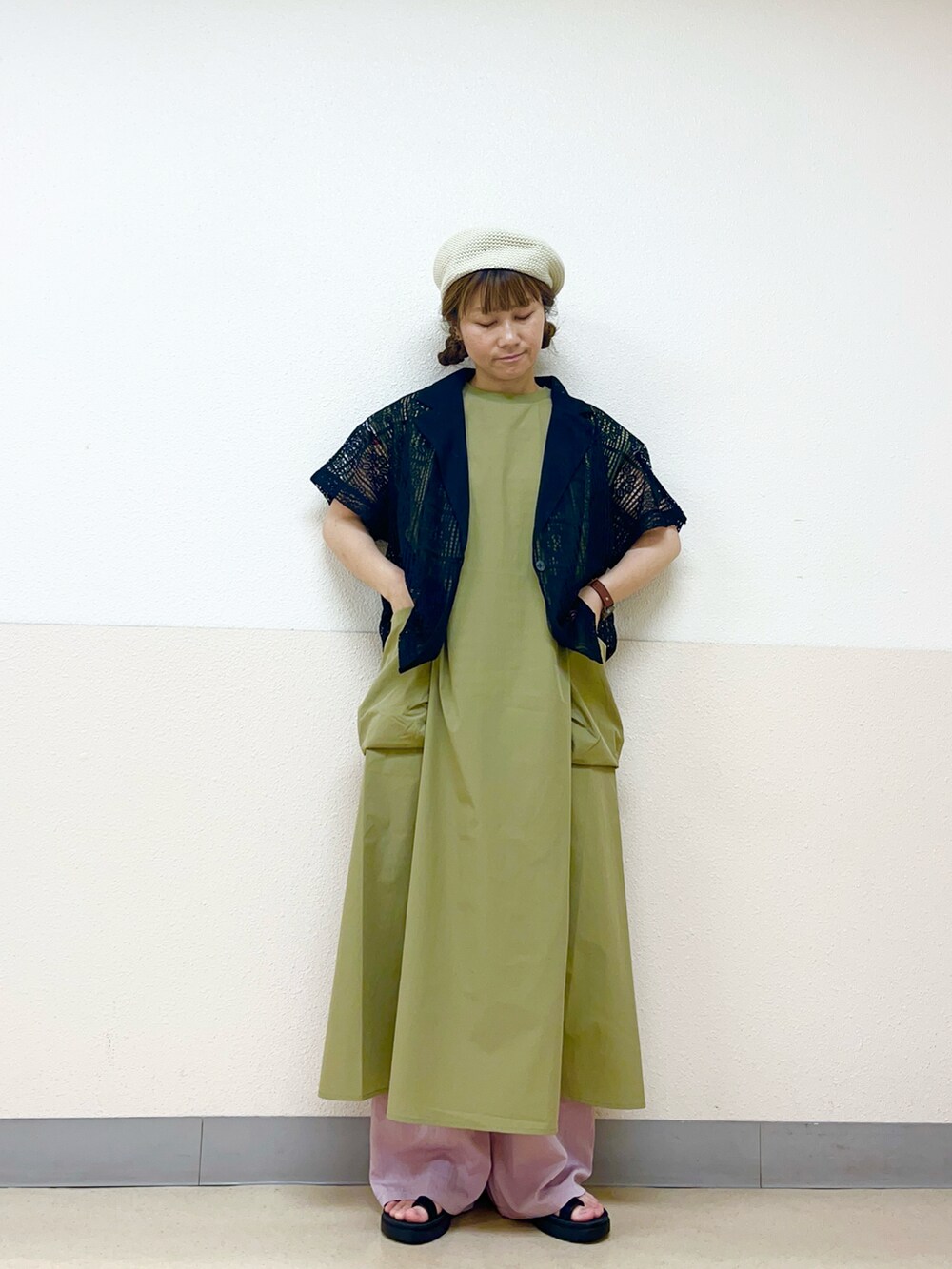 ホワイト系の帽子を着用したレディースの秋コーディネートの2枚目の写真