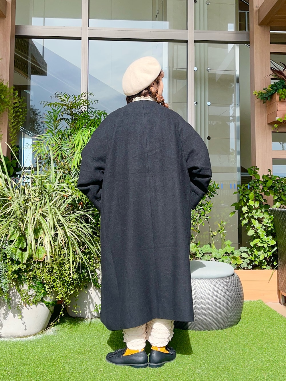 ホワイト系の帽子を着用したレディースの春コーディネートの3枚目の写真