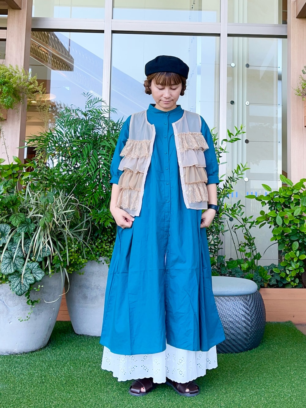 ブラック系の帽子を着用したレディースの冬コーディネートの2枚目の写真