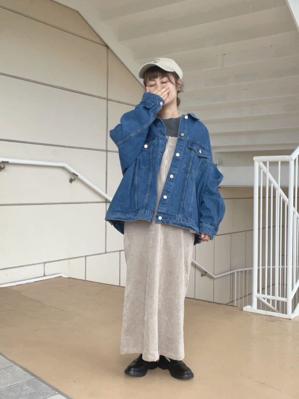 ブルー系のノーカラージャケット、グレー系のTシャツ/カットソー、ベージュ系のワンピースを着用したレディースの秋コーディネートの2枚目の写真
