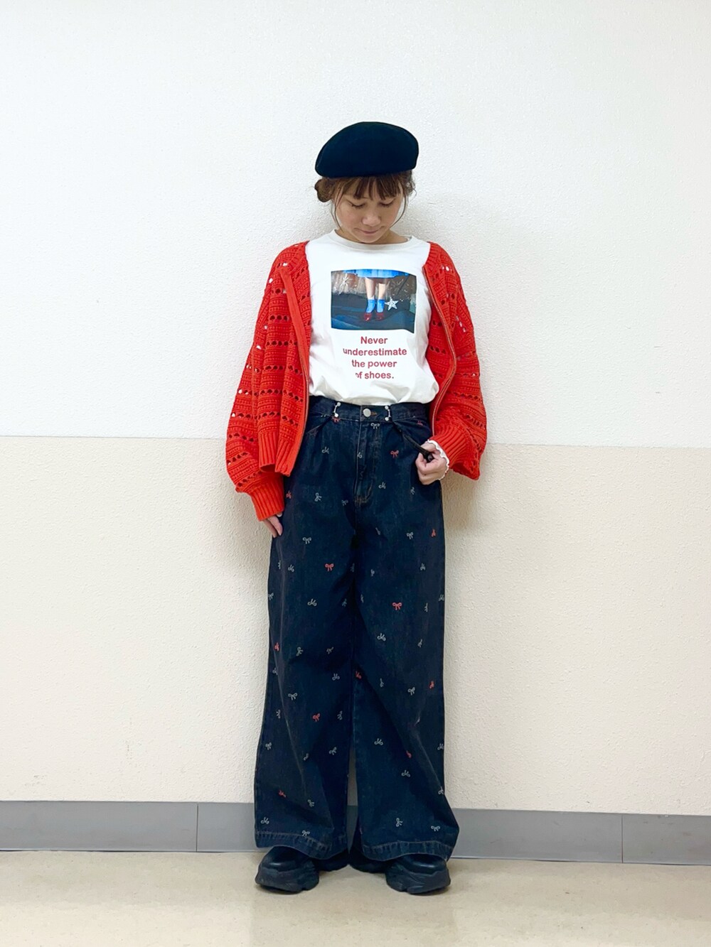 「ジップアップニット、デニムパンツ、リボン刺繍、ベレー帽推奨委員会、帽子かぶろう会、イオンモール浜松志都呂、サマンサ モスモス(Samansa Mos2)、SM2、オトナカジュアル、春、キレイめカジュアル、低身長女子、パンツスタイル」｜「Samansa Mos2の【消臭効果】リネン混ベレー帽（ハット、ブラック系）」を使った、も  な  こさん（レディース・152cm）の春コーディネートの2枚目の写真