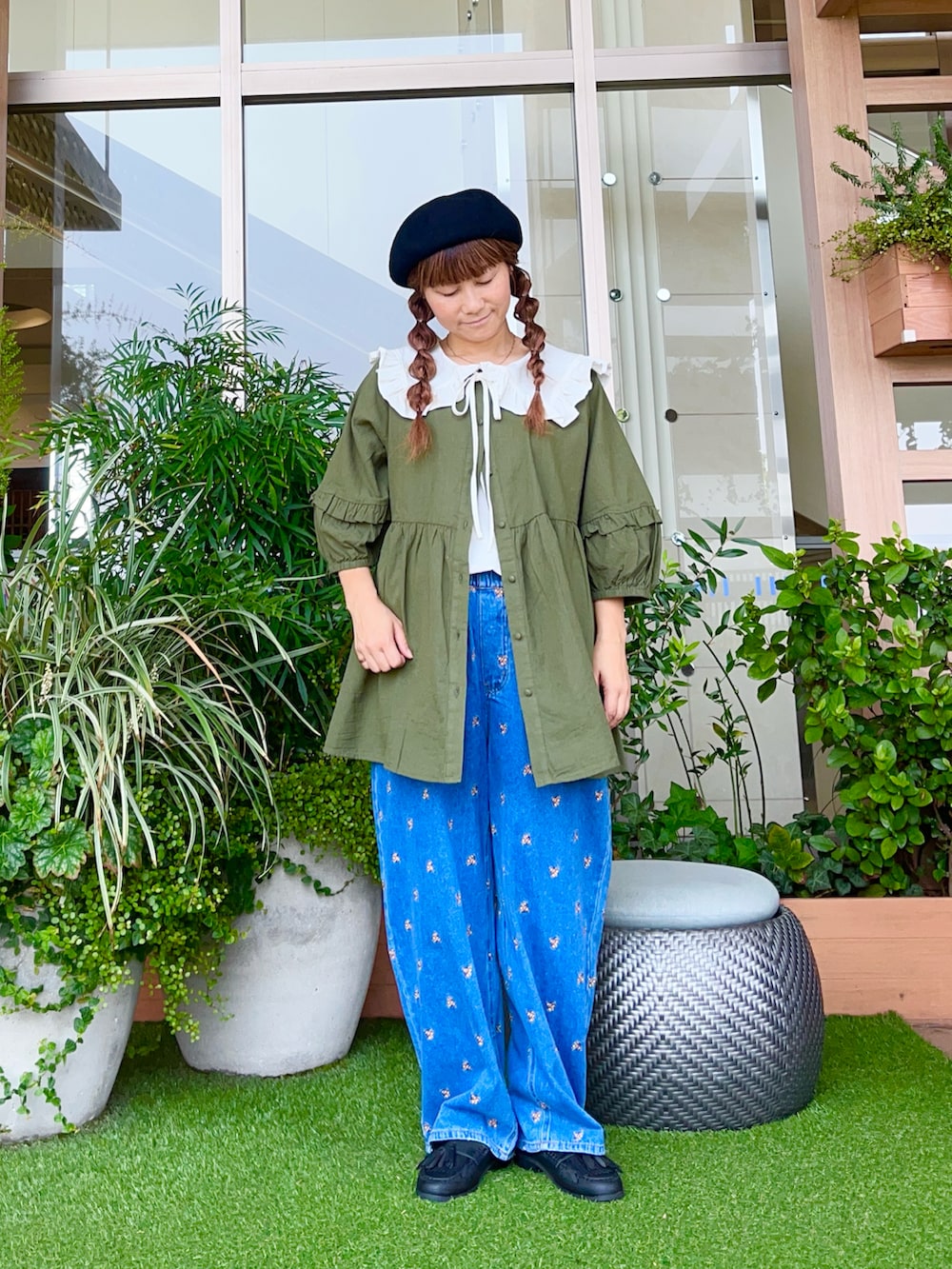 ブルー系のその他パンツを着用したレディースの冬コーディネートの2枚目の写真