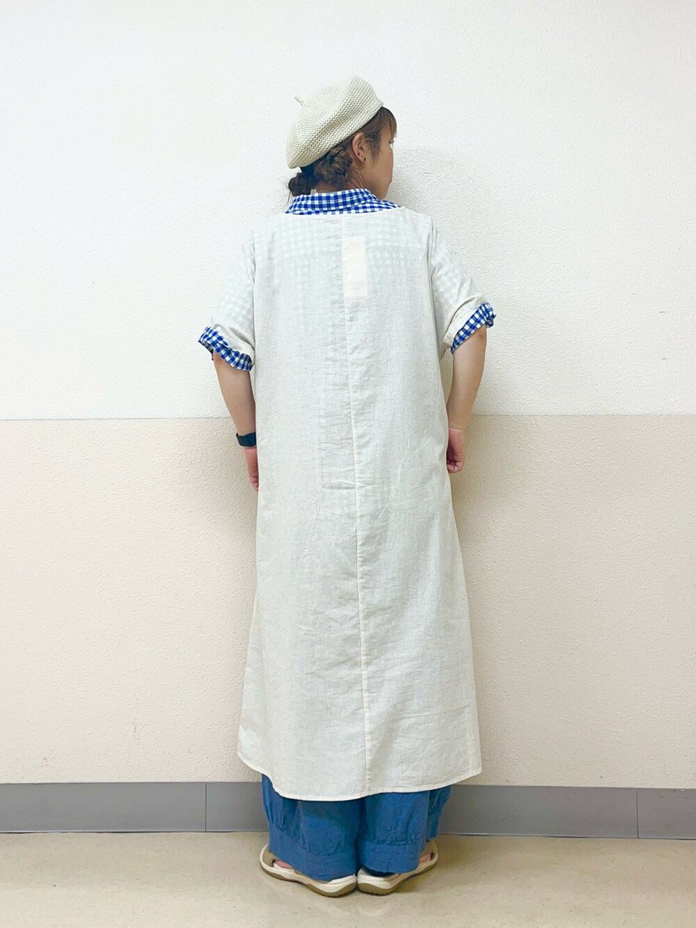 ホワイト系の帽子を着用したレディースの秋コーディネートの3枚目の写真