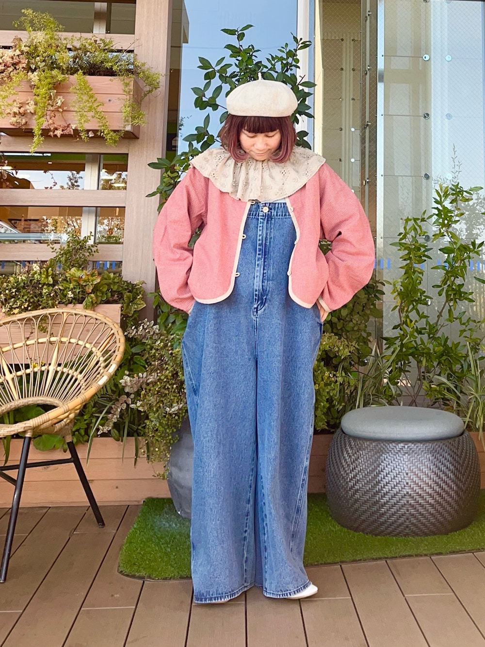 ベージュ系のジャケット/アウターを着用したレディースの夏コーディネートの2枚目の写真
