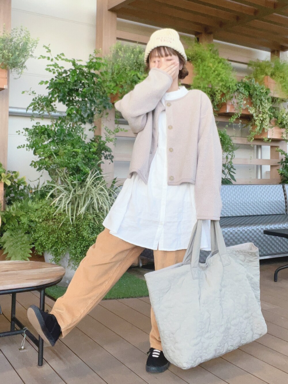 ベージュ系のブルゾン、ホワイト系のチュニック、ベージュ系のその他パンツを着用したレディースの秋コーディネートの3枚目の写真